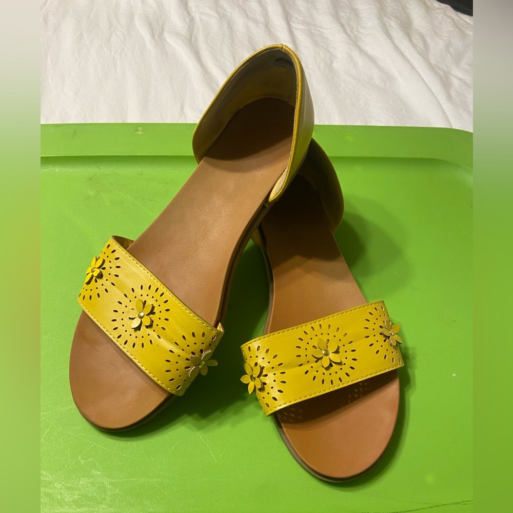 10W sandals